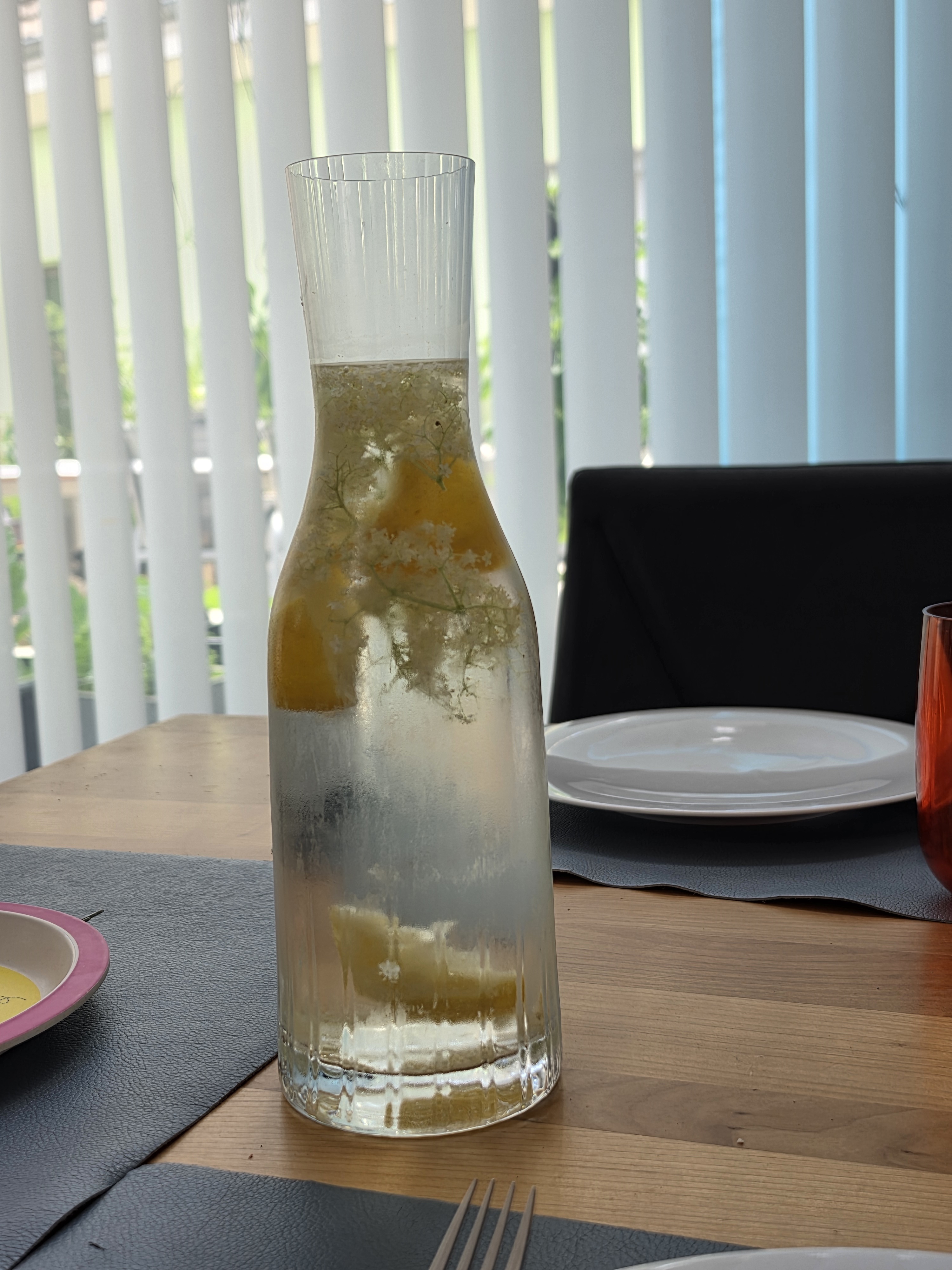 Kaltinfuse mit Holunderblüten und Zitrone Kaltinfuse mit Holunderblüten und Zitrone
